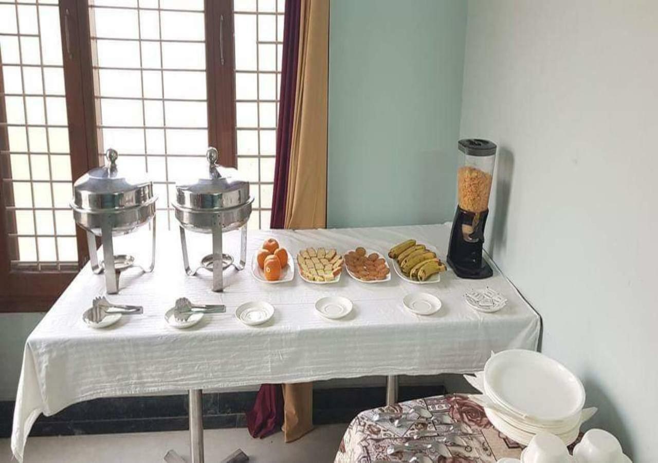 J P Residency Hotel Greater Noida Bagian luar foto