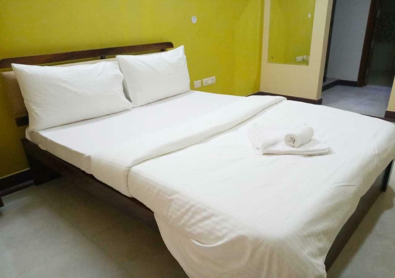 J P Residency Hotel Greater Noida Bagian luar foto