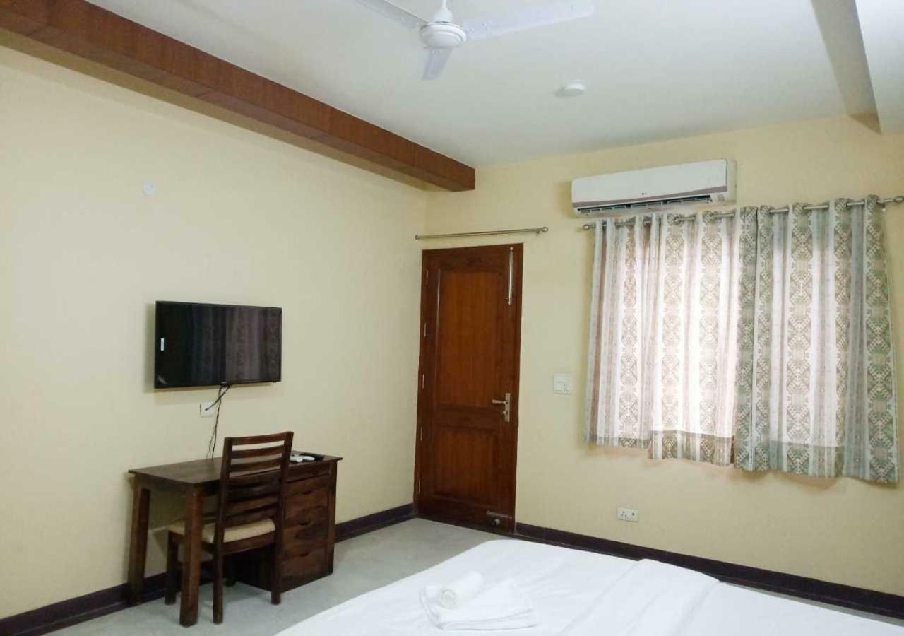 J P Residency Hotel Greater Noida Bagian luar foto