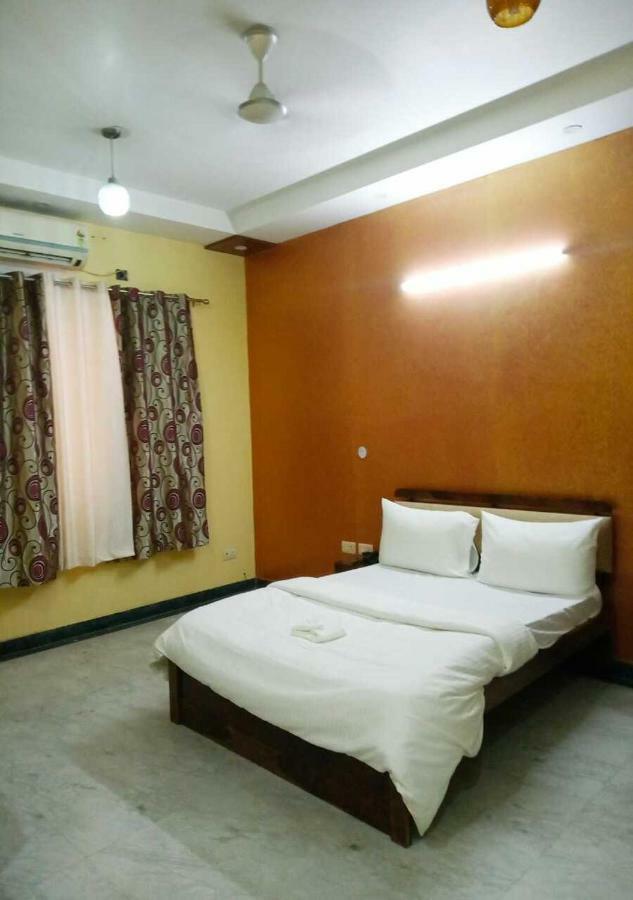 J P Residency Hotel Greater Noida Bagian luar foto