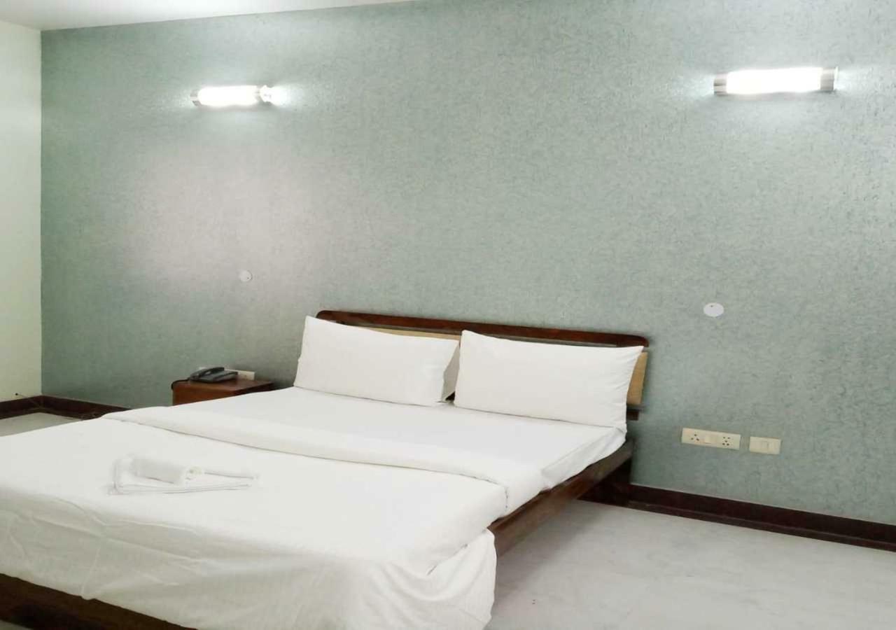 J P Residency Hotel Greater Noida Bagian luar foto