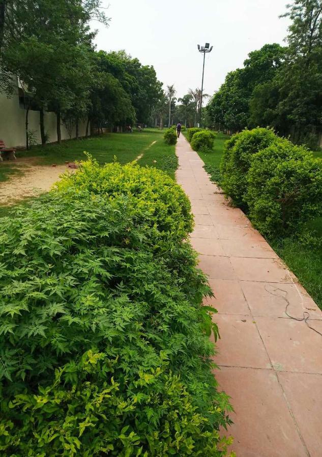 J P Residency Hotel Greater Noida Bagian luar foto