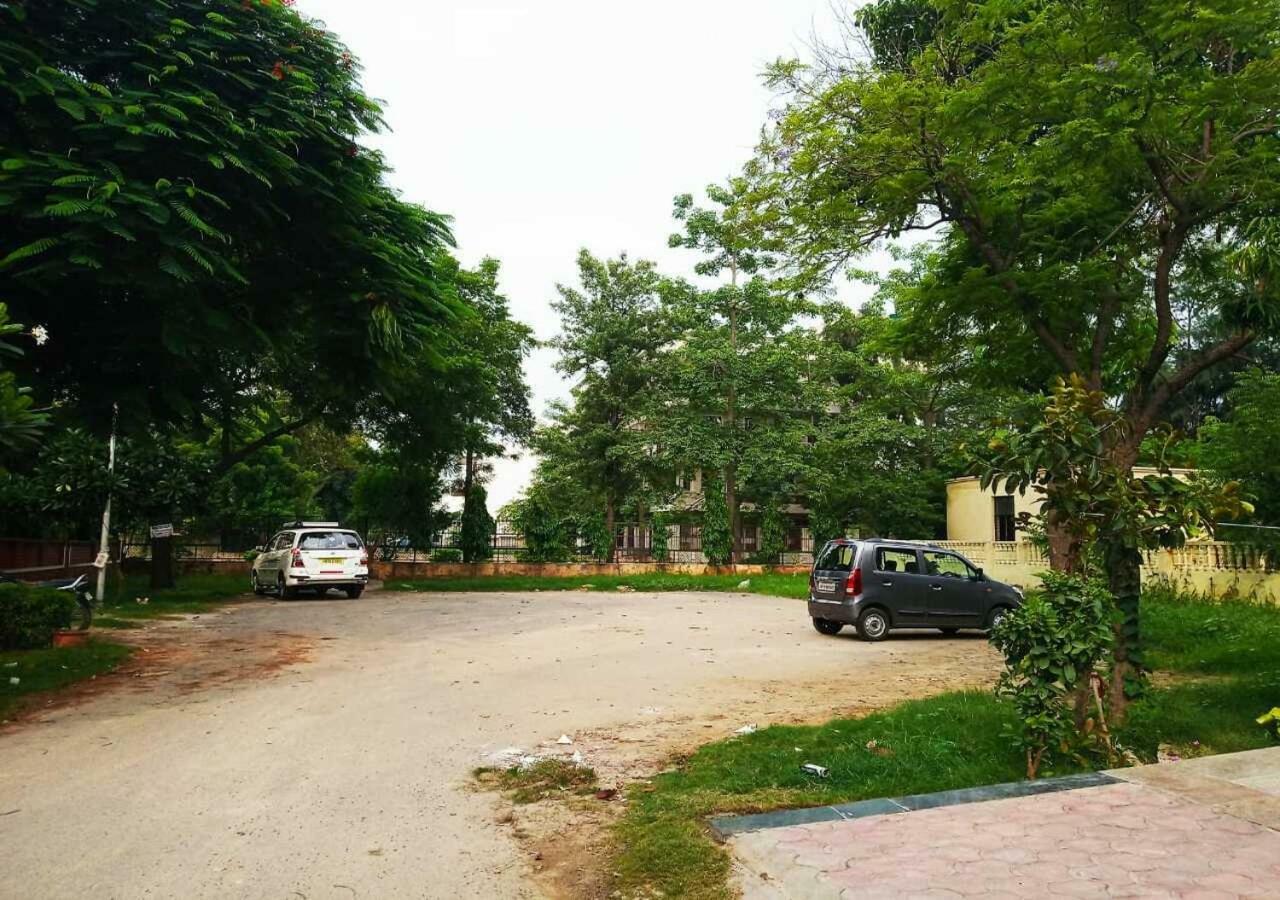 J P Residency Hotel Greater Noida Bagian luar foto