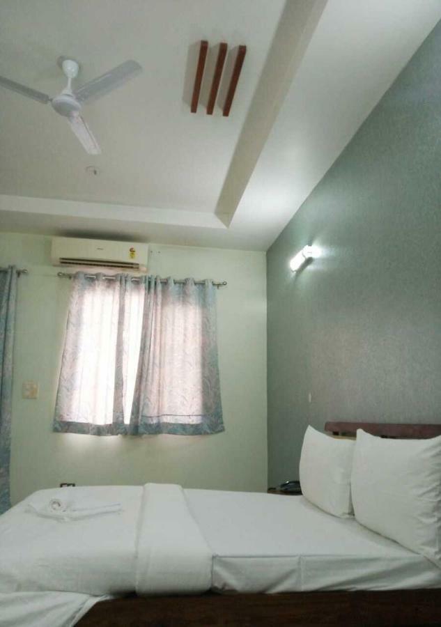 J P Residency Hotel Greater Noida Bagian luar foto